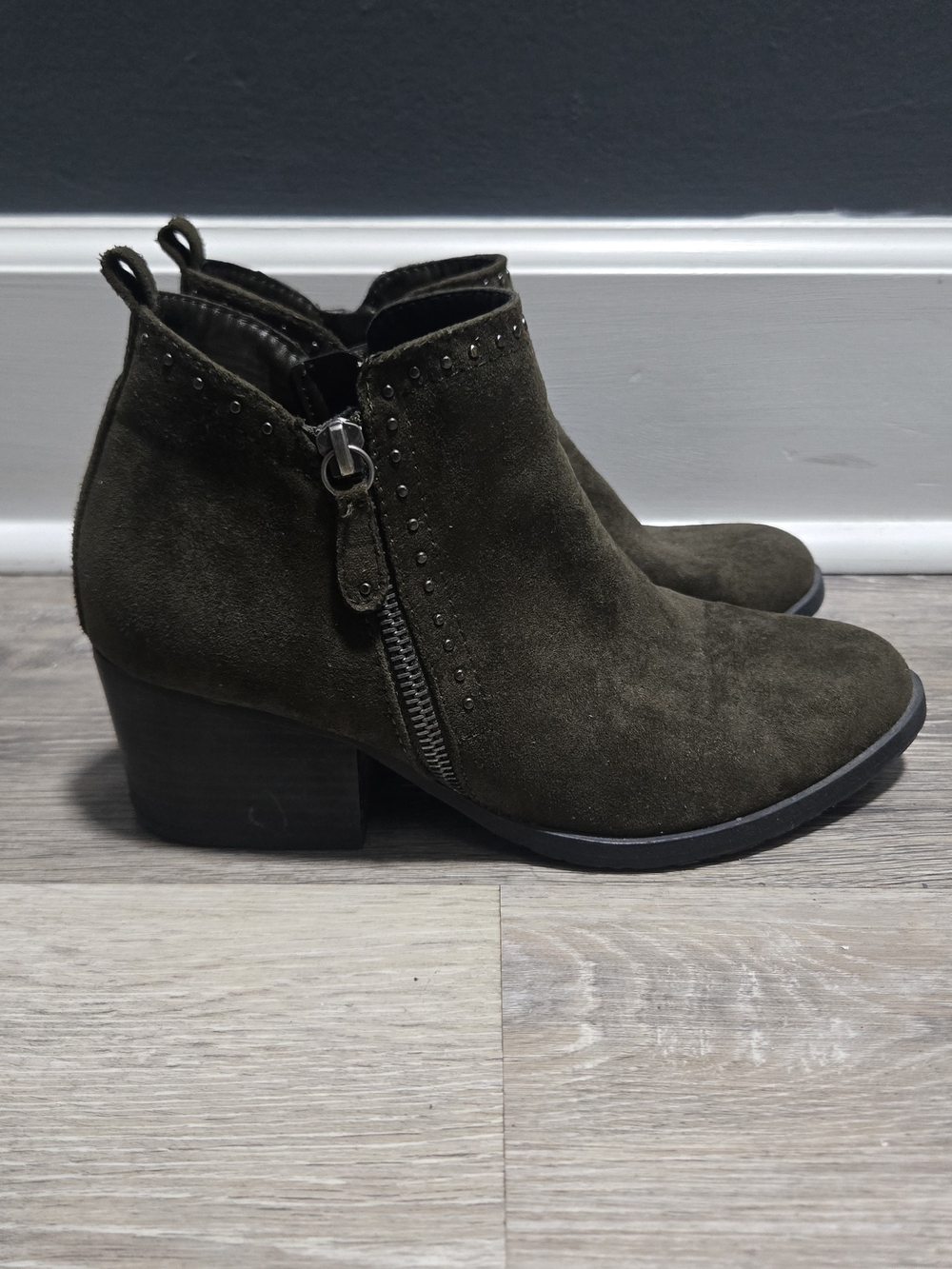 Sonoma Olive Green Suede Side Zip Studded Ankle Booties Size 7